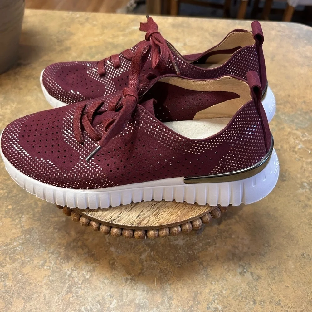 Isle Jacobsen Burgundy Comfort Sneakers